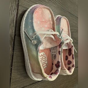 Toddler girl hey dudes